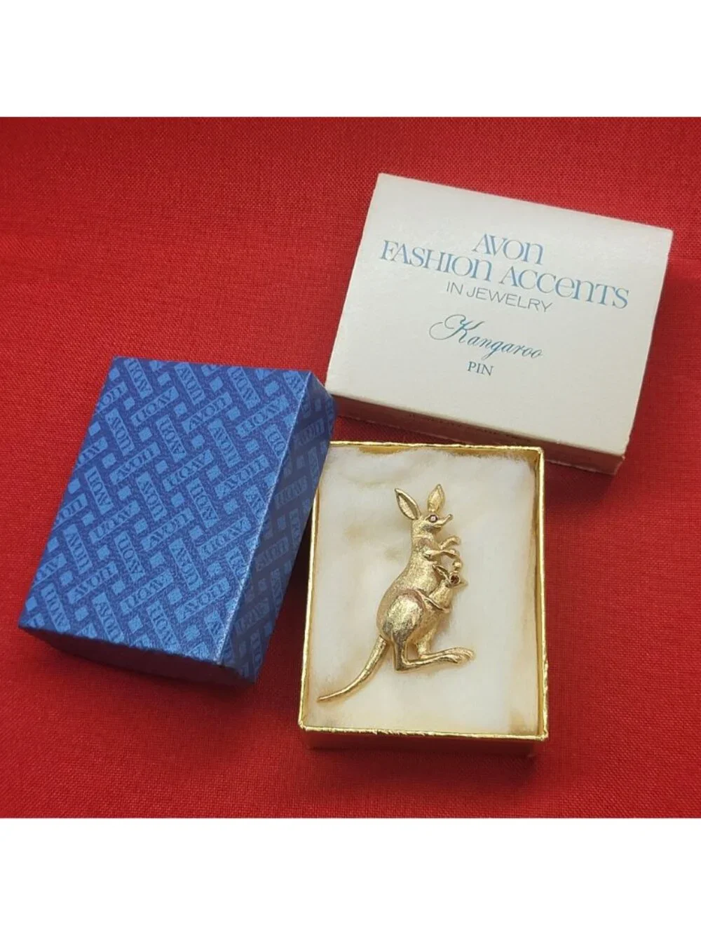Vtg Avon Kangaroo & Baby Joey in Pouch Pin Brooch Jeweled Eyes Gold Tone 1975